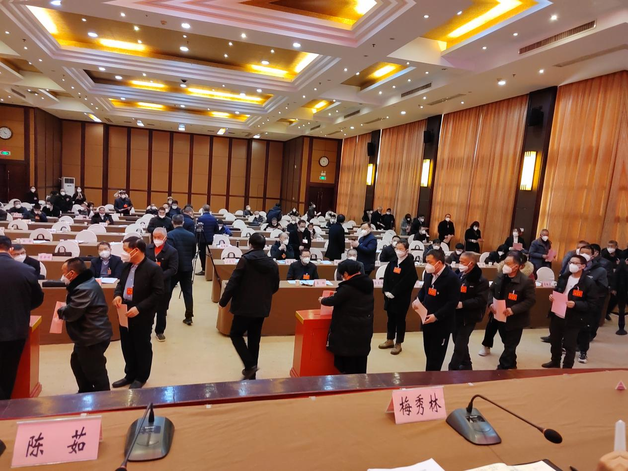 图为郧阳区残联第三次代表大会代表投票