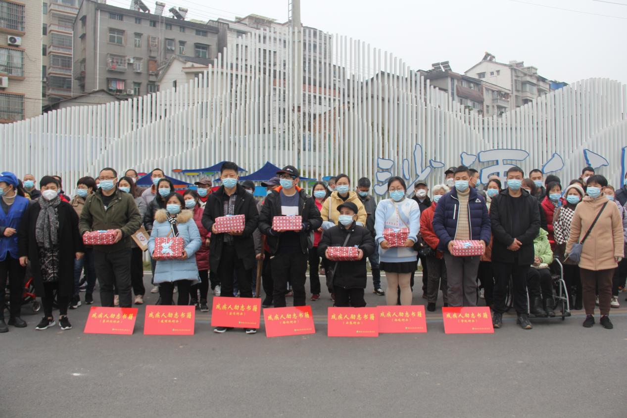 图为西陵区残联为7个街道发放励志书籍