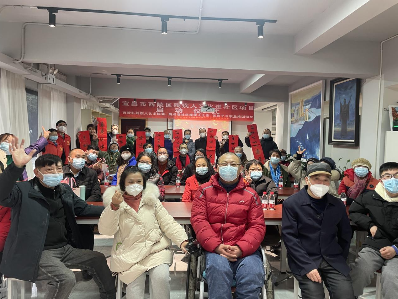 图为受助残疾人合影留念