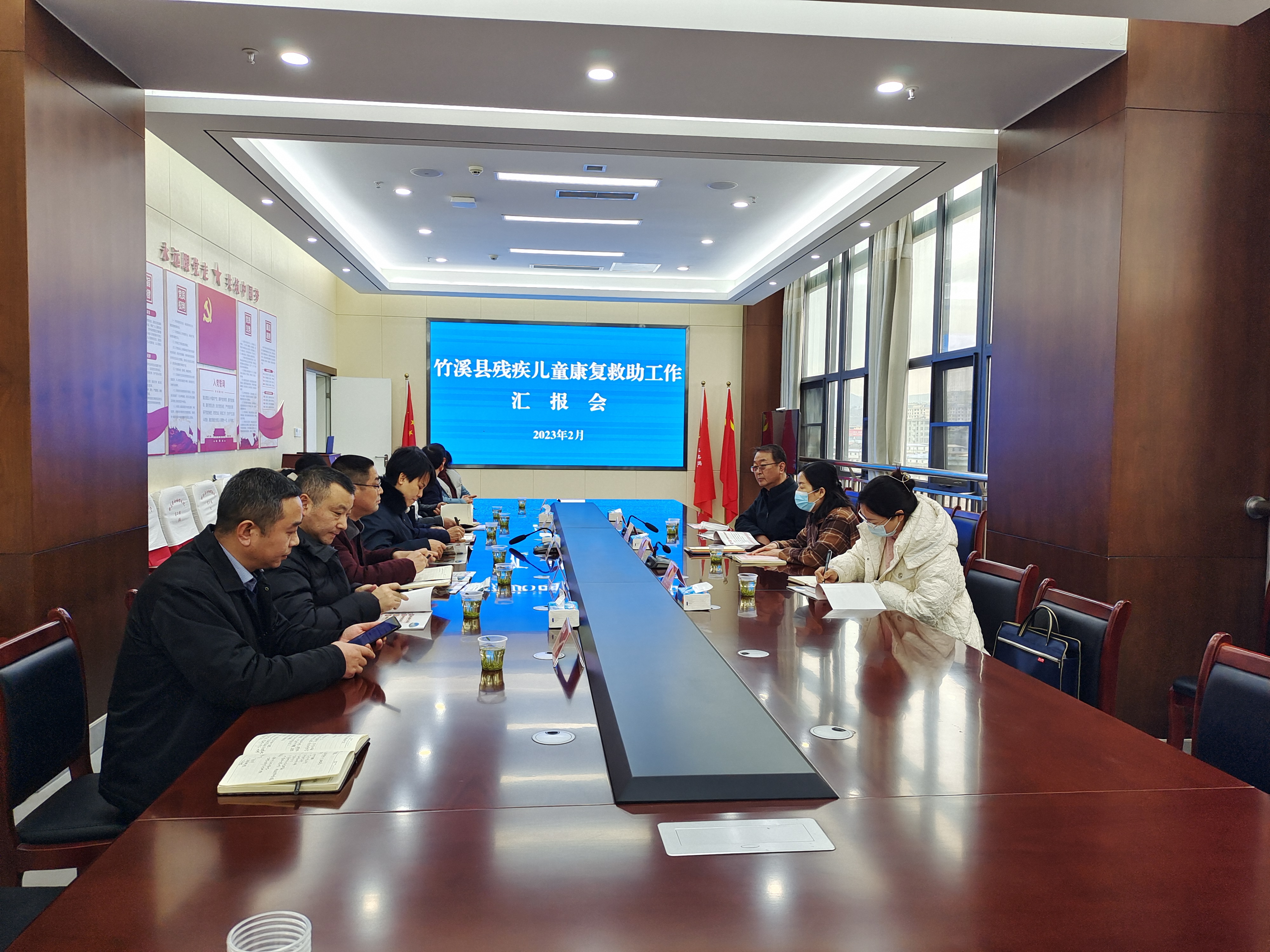 图为调研组听取专题汇报