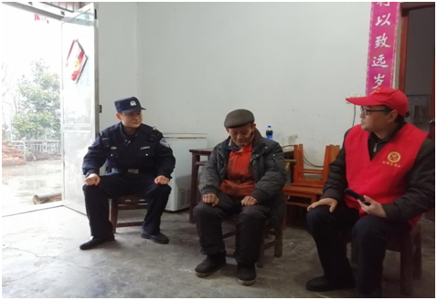 图为社区残协工作人员、网格员联合辖区民警到居民家中进行走访