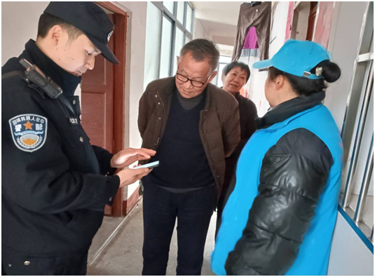 图为辖区民警、社区网格员协助居民安装国家反诈APP