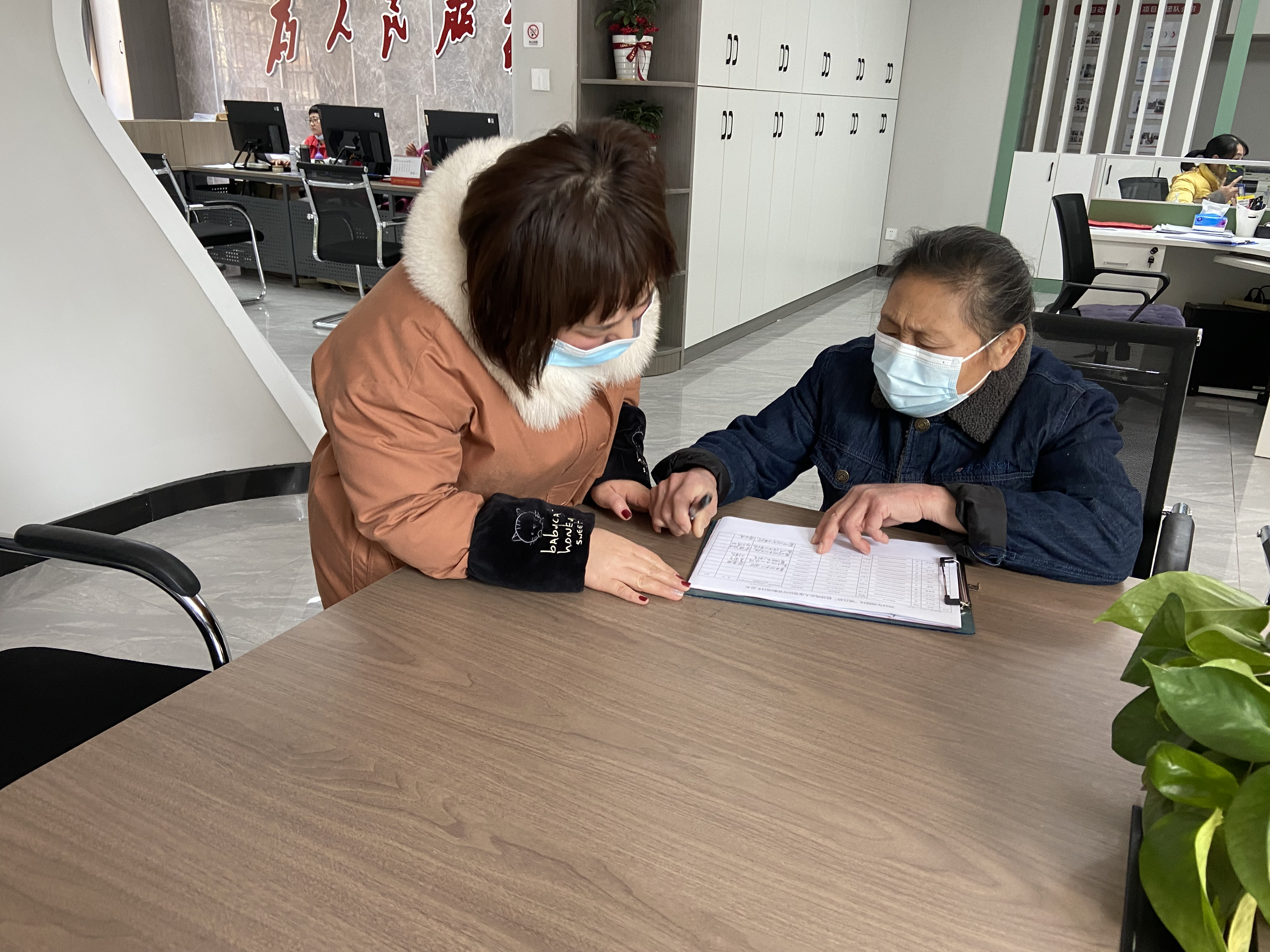 图为残协陈怡为精神残残疾人家属发放免费服药卡