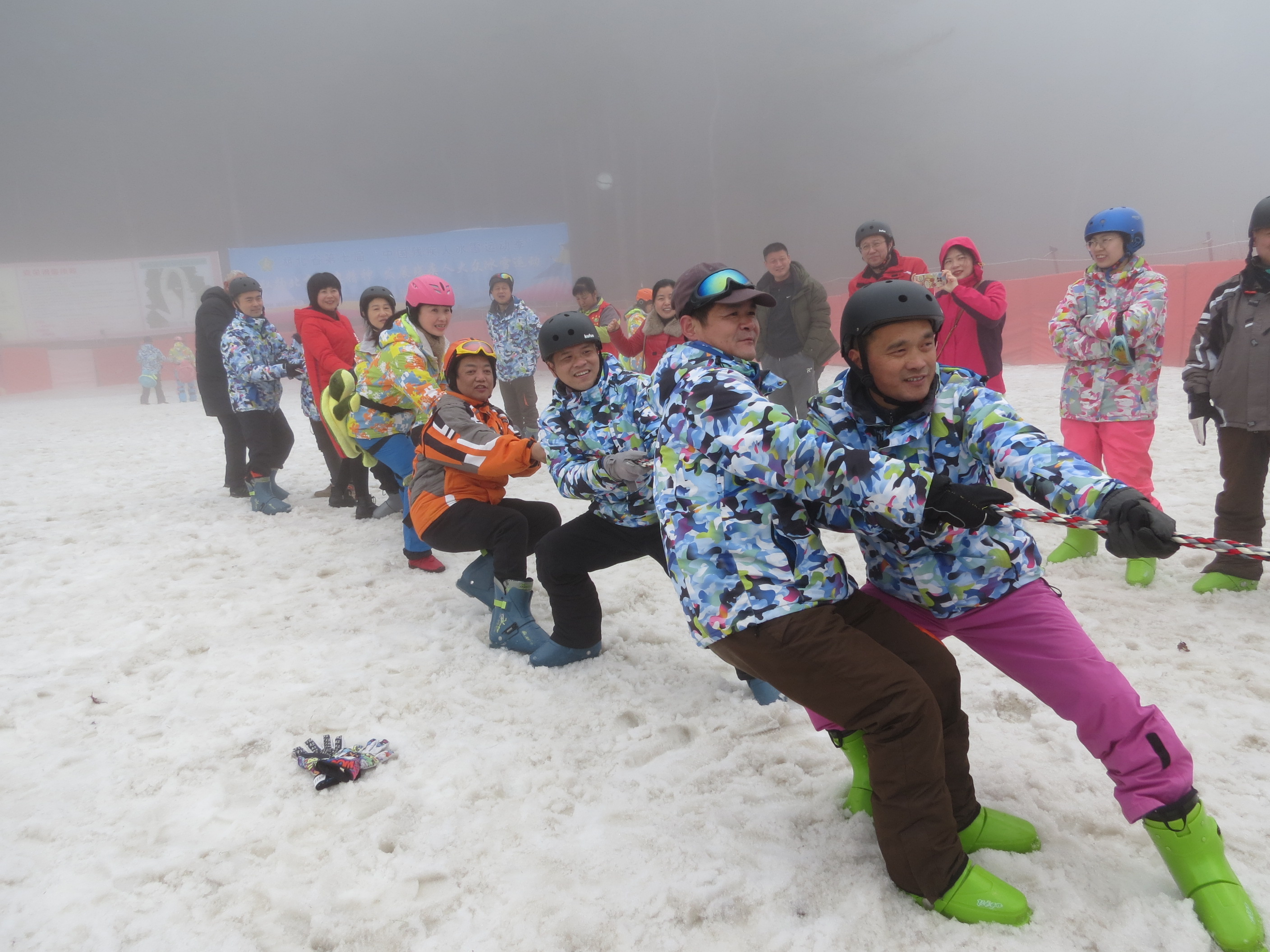 图为雪地拔河比赛