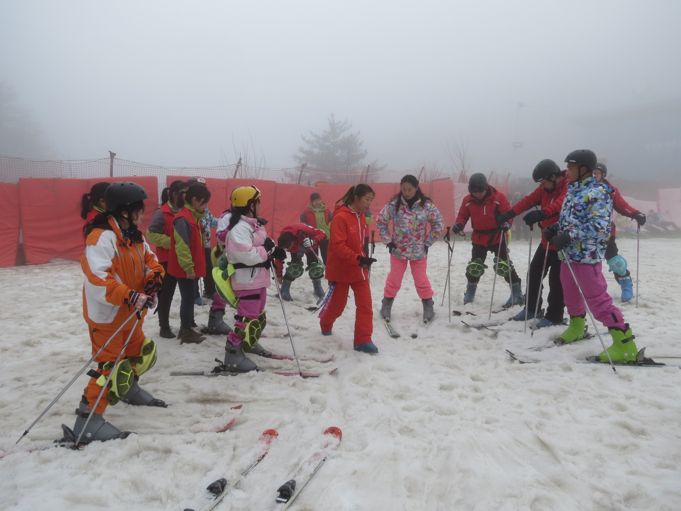 图为滑雪培训