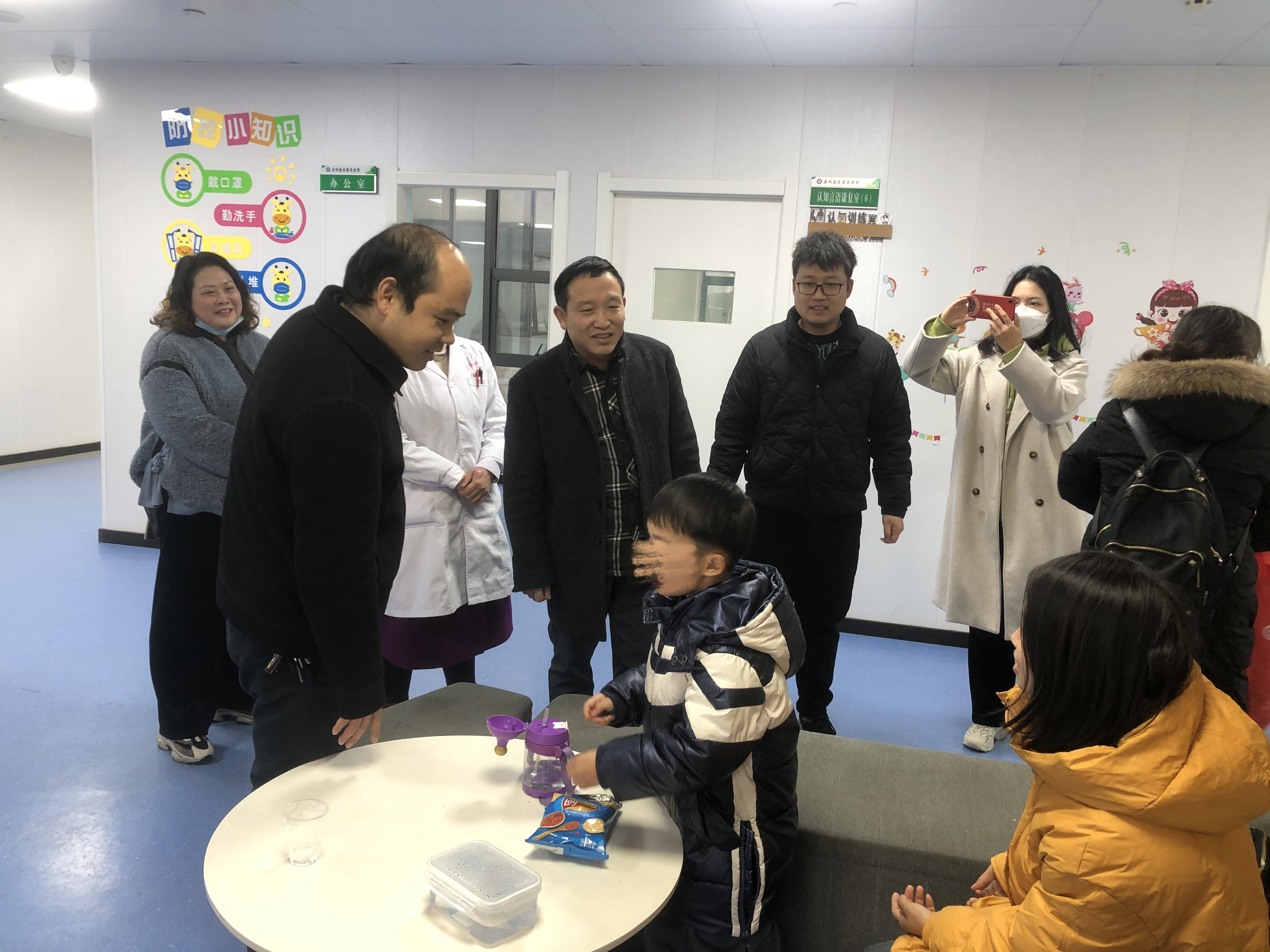 图为调研组看望在训残疾儿童