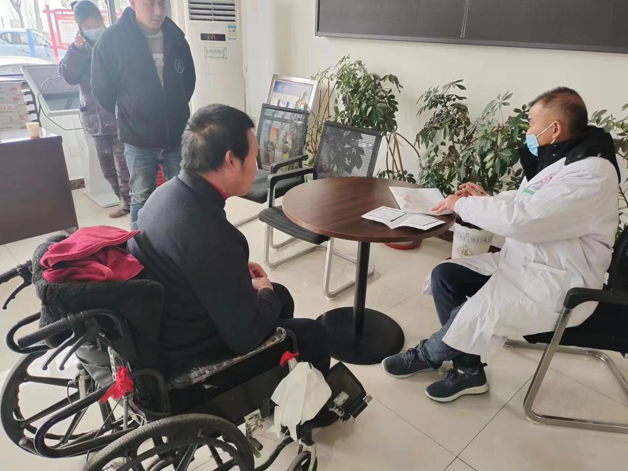 图为评定人员填写鉴定表