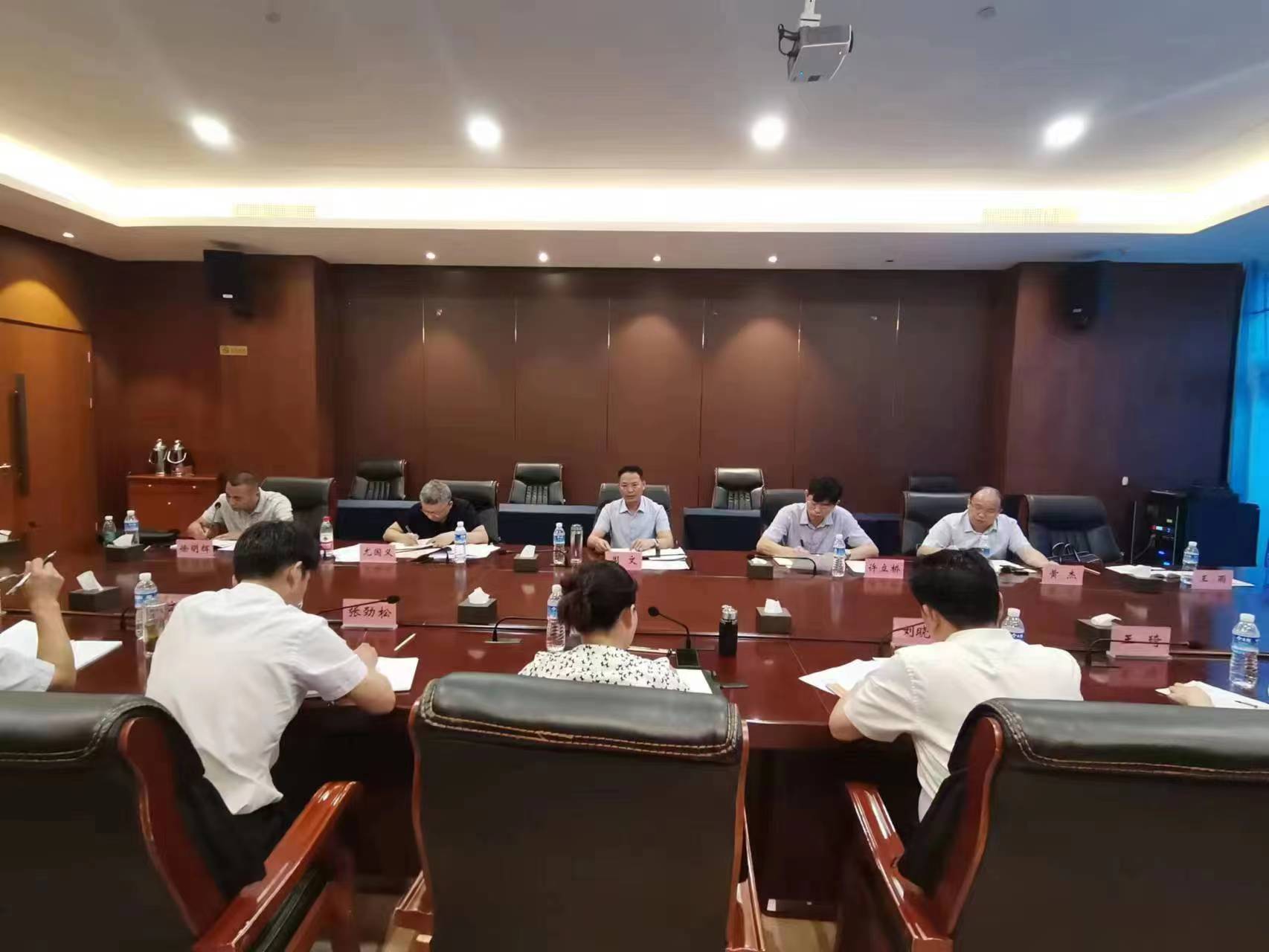 图为调研组在罗田召开座谈会
