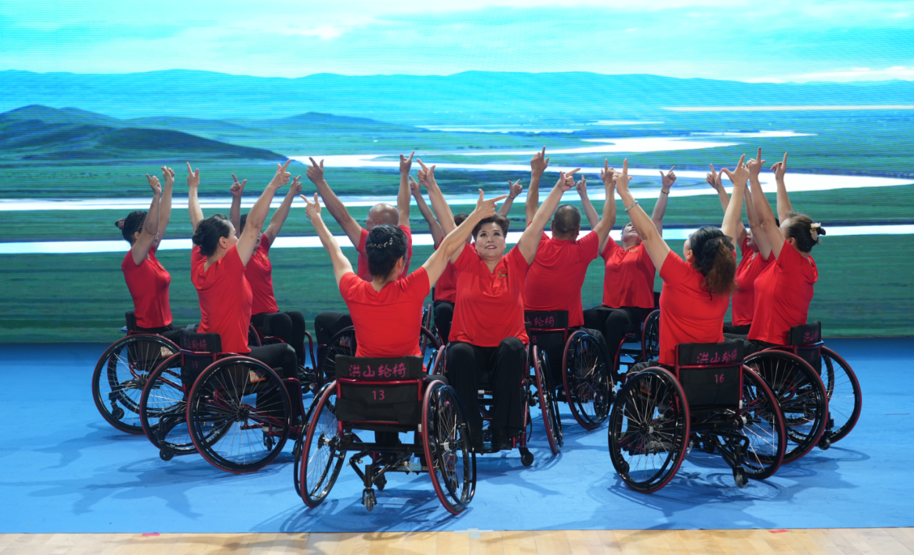 图为残疾人文体爱好者表演轮椅舞蹈