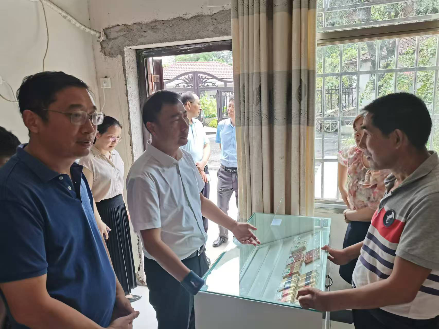 图为省残联党组成员、副理事长毛建东调研残疾人就业情况