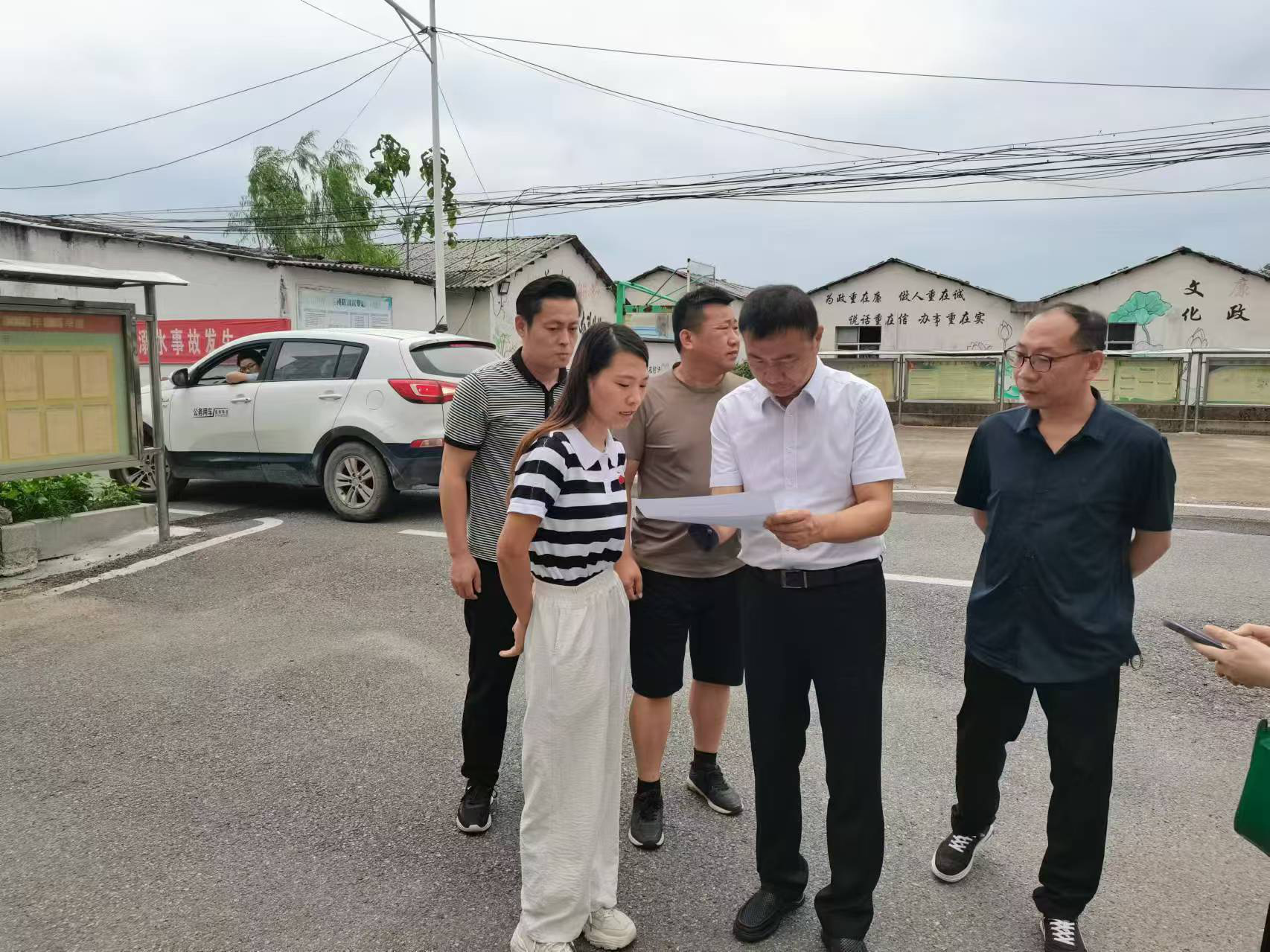 图为省残联党组成员、副理事长毛建东随机选取残疾人进行入户走访
